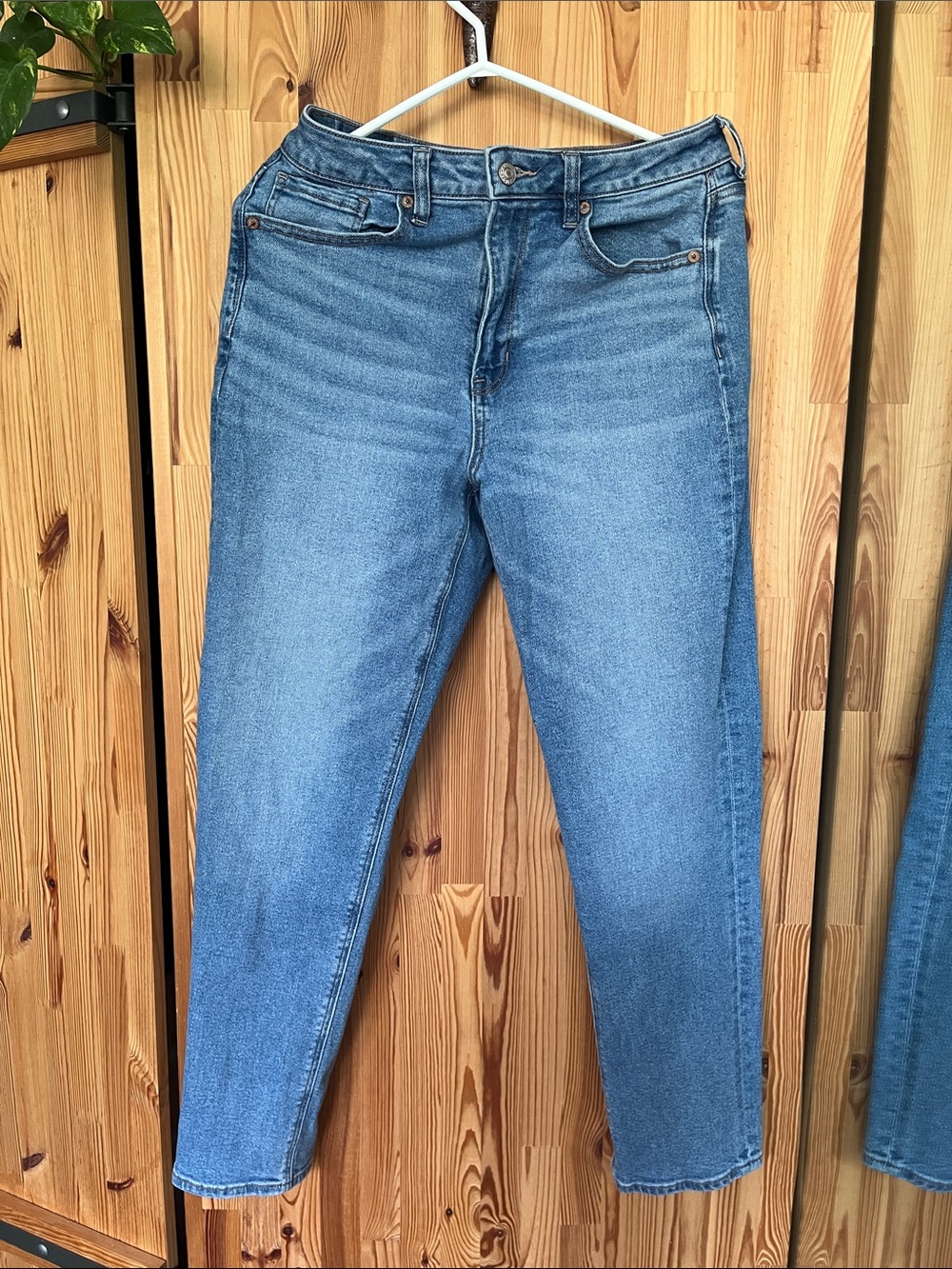 American Eagle high rise “Mom” jeans (size 6)